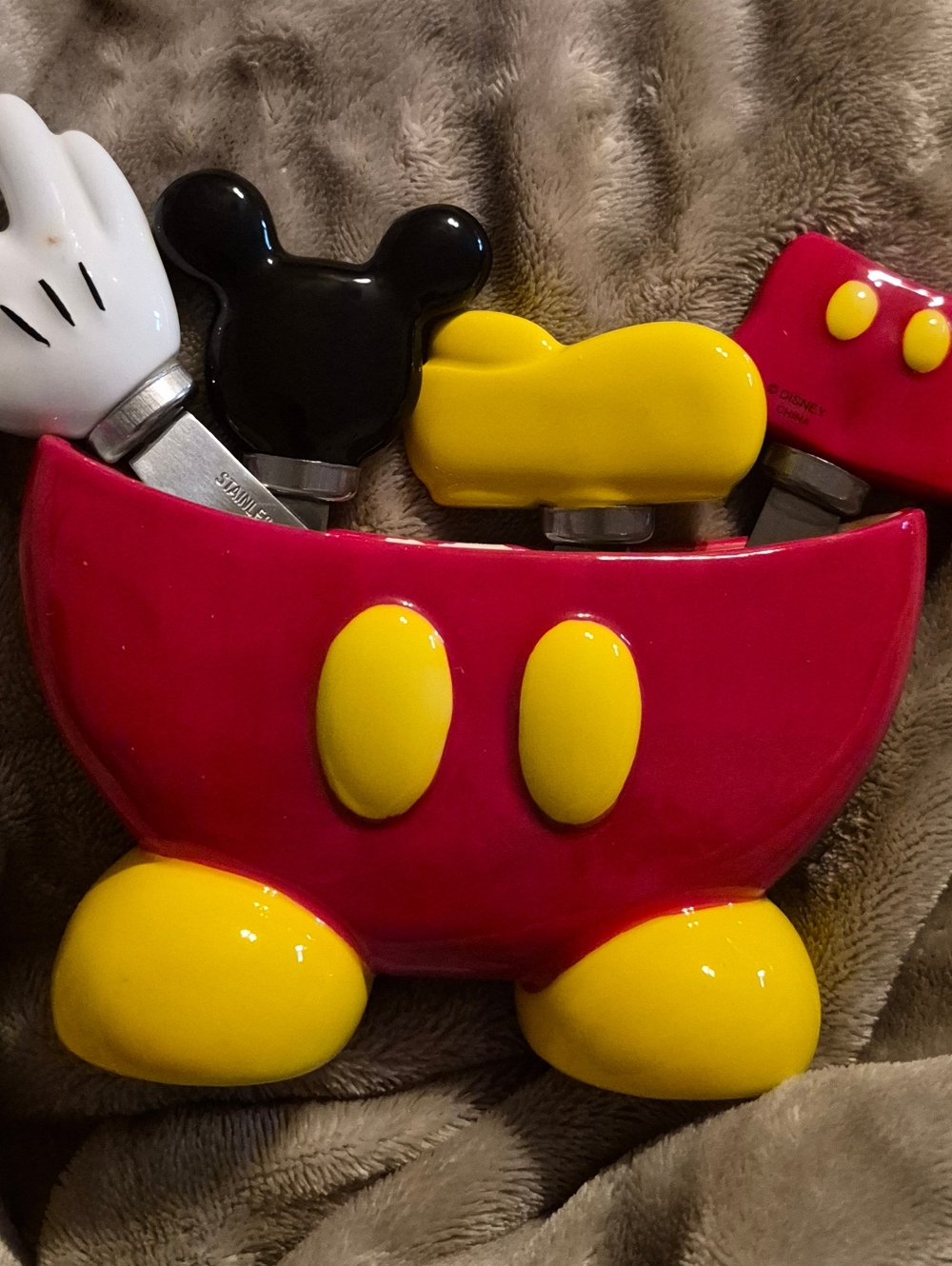 MICKEY MOUSE SHORTS & 4 BUTTER KNIFES